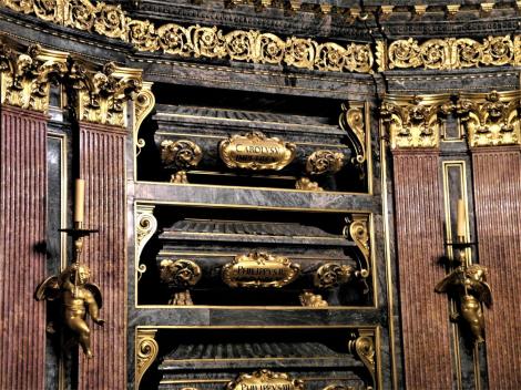 El Escorial: Klosterpalast - Pantheon der Könige mit den Sarkophagen von Kaiser Karl V. und seinem Sohn Philipp II. (2019)