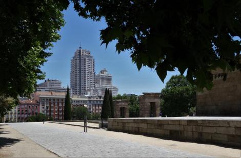 Madrid: Blick vom Debod-Tempel zum Torre de Madrid und Edificio España (2019)