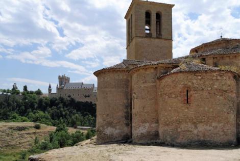 Segovia: Templerkirche Vera Cruz - Apsiden [links hinten: Alcazar] (2019)