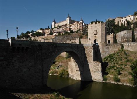 Toledo: Alcantara-Brücke, oben Alcazar (2019)