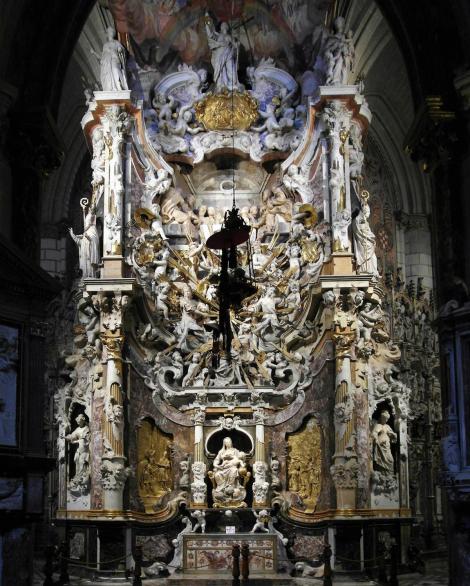 Toledo: Kathedrale - Transparent mit Grab des Kardinals Astorga an der Rückseite der Hauptkapelle [Capilla Mayor] (2019)