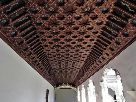 Toledo: Kirche San Juan de los Reyes - Artesonado-Decke im Obergeschoss des Kreuzgangs (2019)