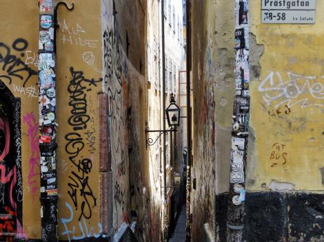 Stockholm: Schmale Gasse [Blick von der Prästgatan] (2019)