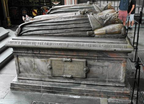 Stockholm: Ritterinselkirche [Riddarholmskyrkan] - Grabmäler Magnus Ladulås [vorne] und Karl Knutsson Bonde im Chor (2019)
