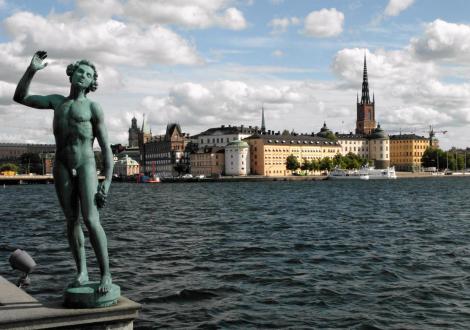 Stockholm: Blick vom Stadthaus zur Ritterinsel, links Bronzestatue "Gesang" von Carl Eldh (2019)