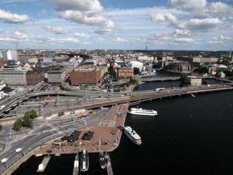 Stockholm: Blick vom Turm des Stadthauses nach Norrmalm und [rechts] die Heiliggeistinsel [Helgeandsholmen] mit dem Reichstag (2019)