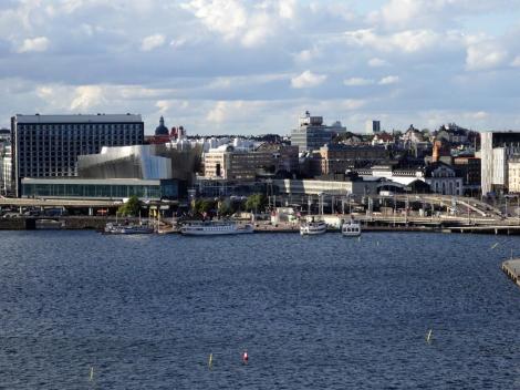 Stockholm: Blick von Södermalm auf Norrmalm mit Bahnhof und World Trade Center (2019)