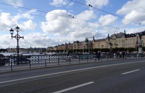 Stockholm: Blick von der Tiergartenbrücke [Djurgårdensbron] zur Strandpromenade Östermalm (2019)