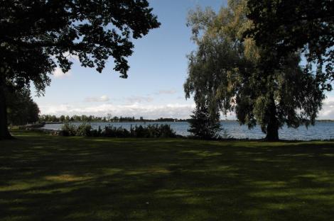 Vadstena: Blick auf den Vättersee bei der Klosterkirche (2019)