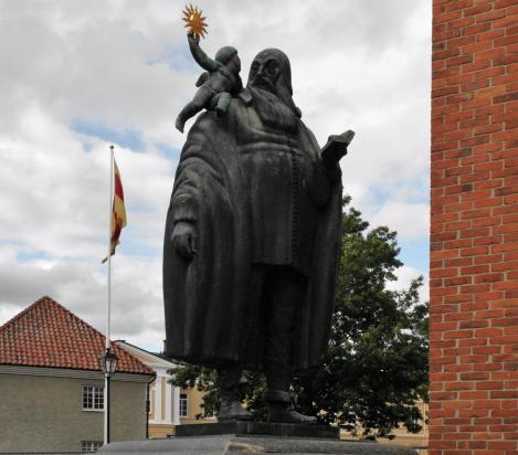 Västerås: Statue von Bischof Johannes Rudbeckius vor dem Dom (2019)