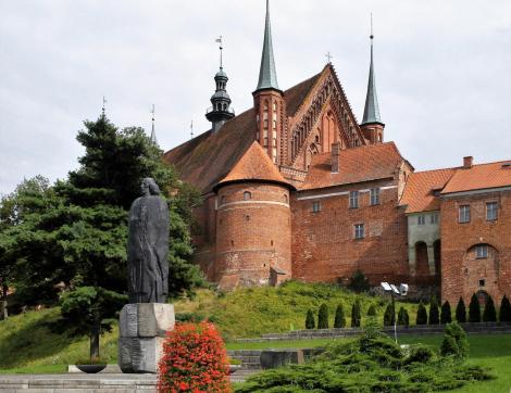 Frauenburg: [poln. Frombork]: Domburg mit Kopernikus-Statue (2012)