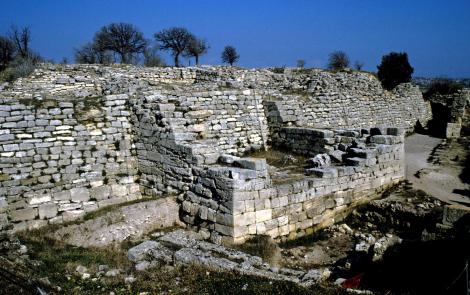 Troja: Ostmauer mit Südostturm und Osttor [Troja VI] (1997)