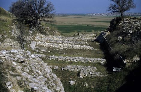 Troja: Schliemann-Graben mit Wohnhäusern aus Troja I (1997)