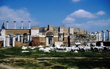 Ephesos: Johannes-Basilika und [dahinter] Zitadelle (1997)