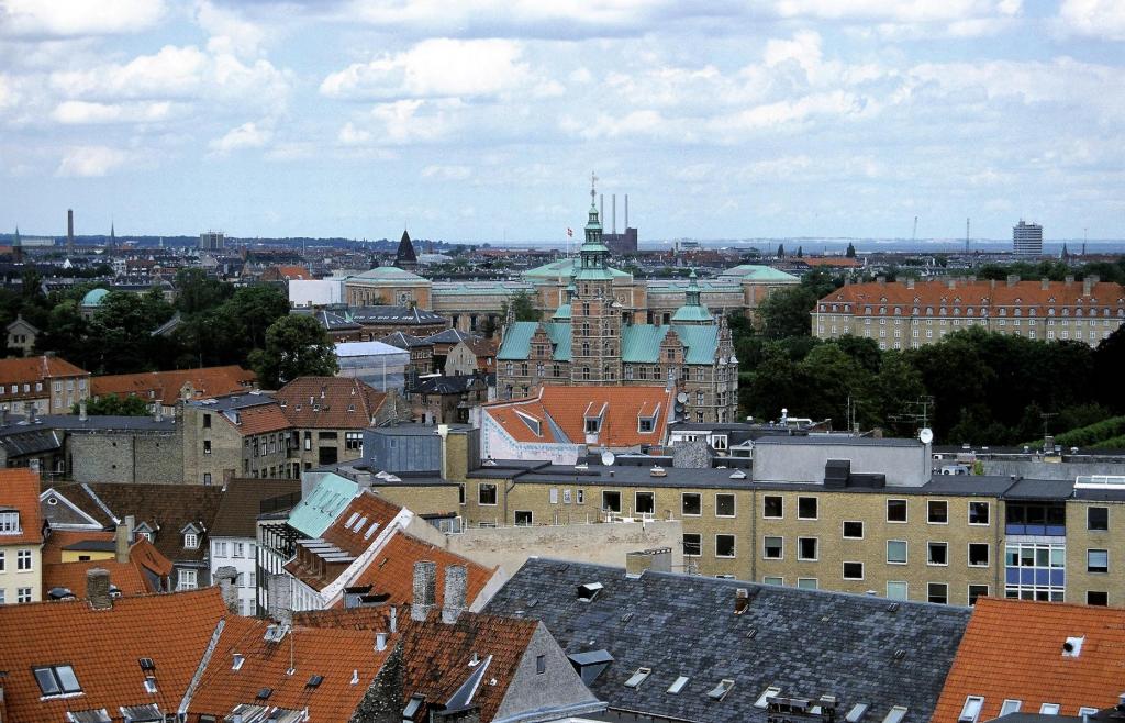 Kopenhagen: Runder Turm - Blick zum Schloss Rosenborg und [dahinter] Kunstmuseum (2001)