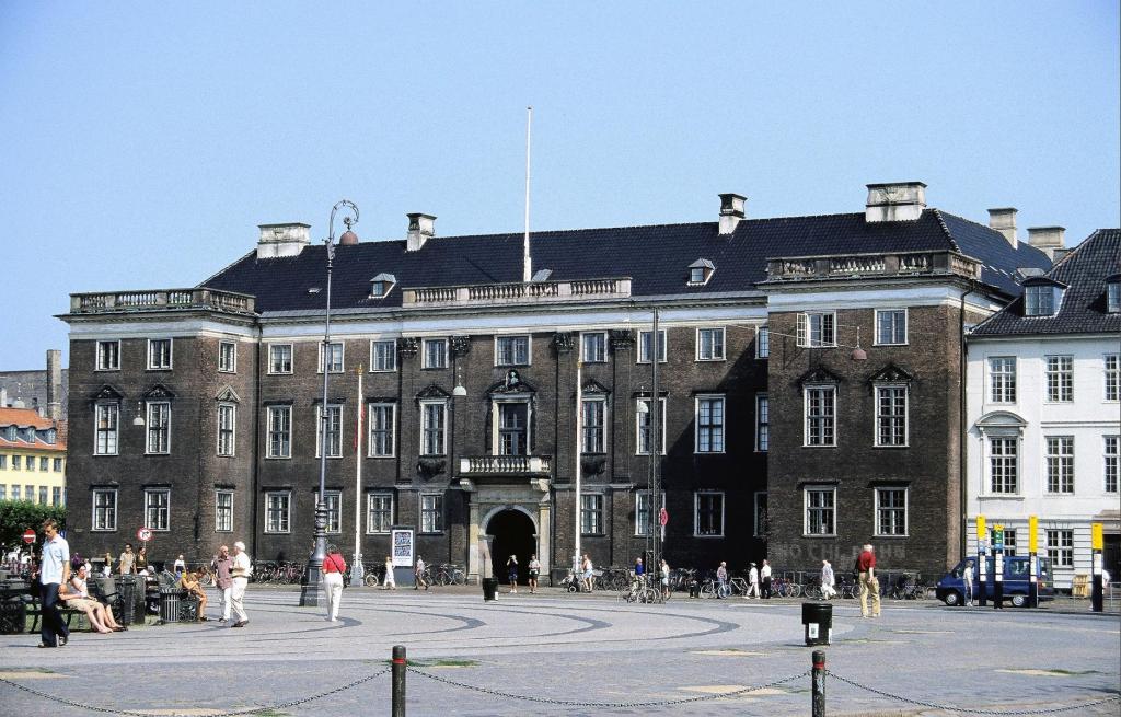 Kopenhagen: Königlicher Neumarkt Schloss Charlottenborg (2001)