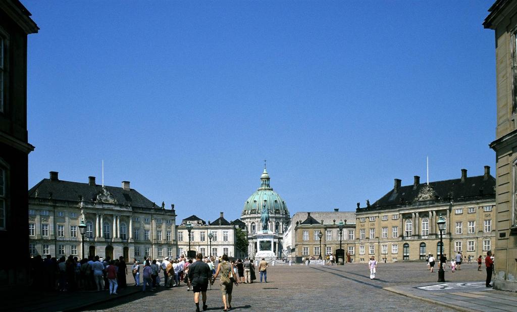 Kopenhagen: Schloss Amalienburg, hinten Marmorkirche (2001)