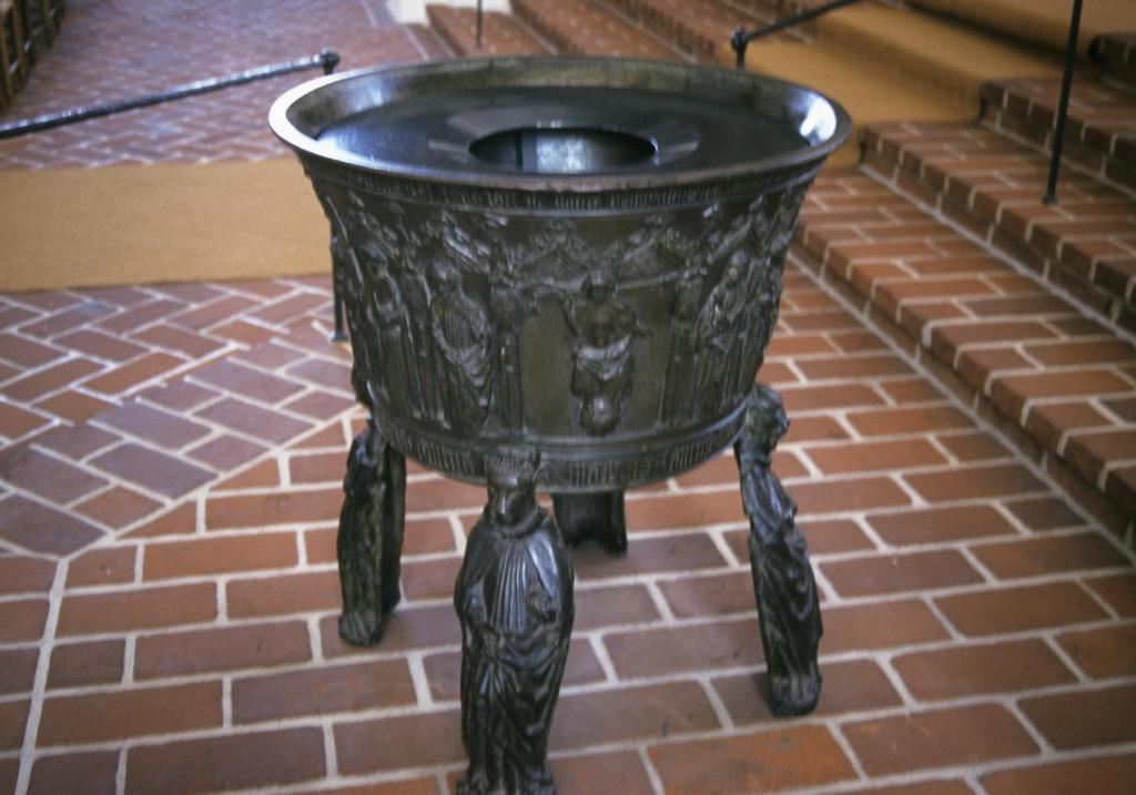 Hadersleben [dän. Haderslev]: Dom - Taufkessel (2001)