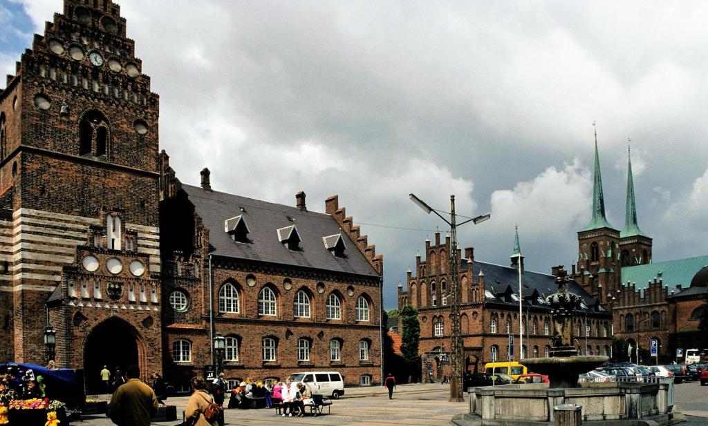 Roskilde: Ständeplatz, links Rathaus (2001)