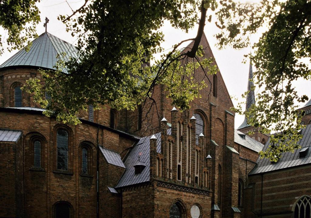 Roskilde: Dom (2001)