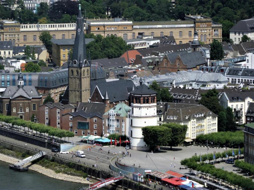 Düsseldorf: Blick vom Rheinturm auf Lambertikirche und Schlossturm (2018)