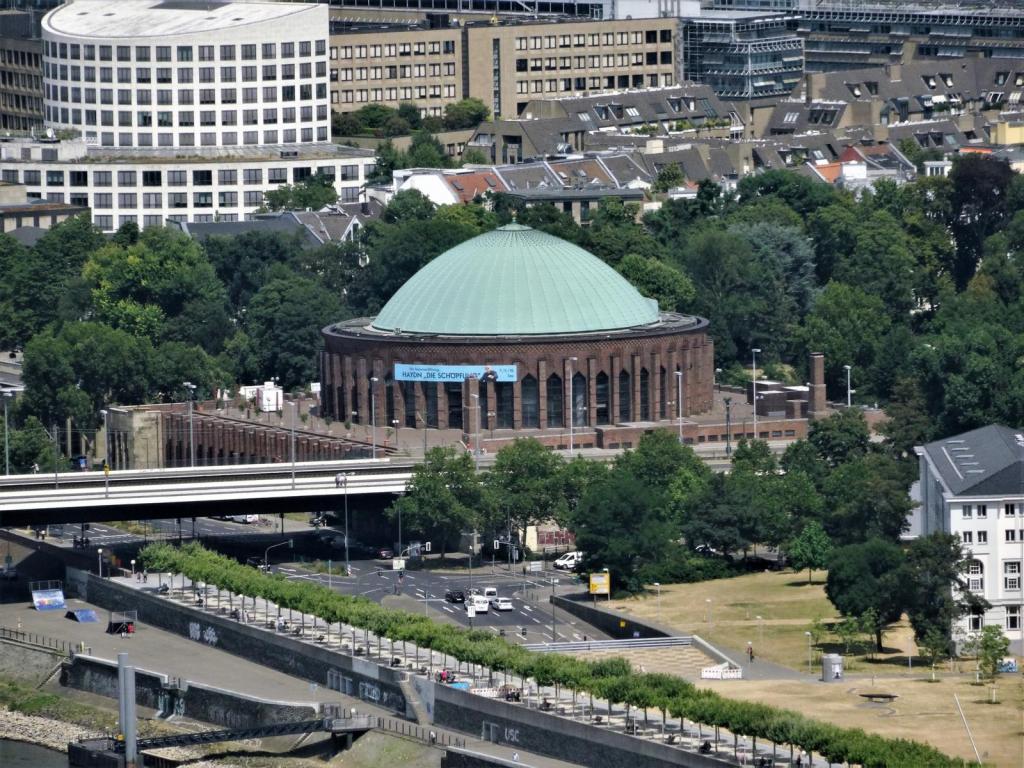 Düsseldorf: Blick vom Rheinturm zur Tonhalle (2018)
