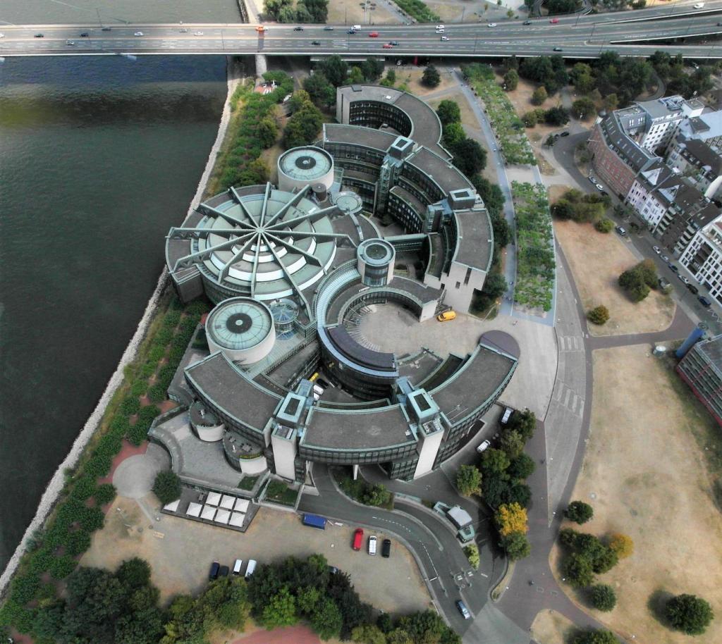 Düsseldorf: Blick vom Rheinturm auf den Landtag (2018)