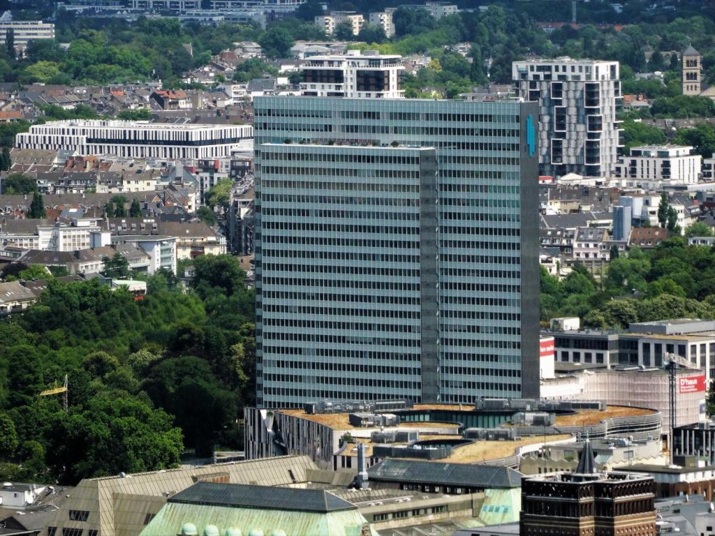 Düsseldorf: Blick vom Rheinturm zum Thyssen-Hochhaus (2018)
