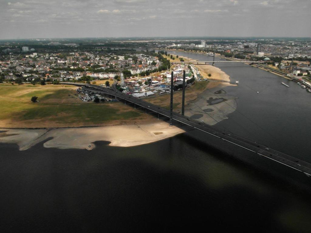 Düsseldorf: Blick vom Rheinturm nach Oberkassel (2018)