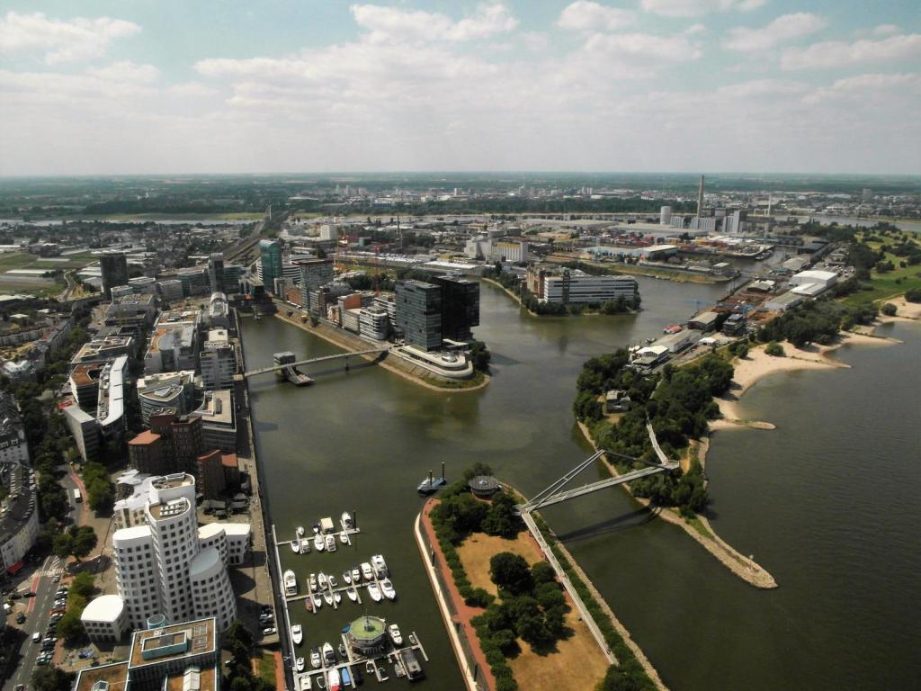 Düsseldorf: Blick vom Rheinturm zum Medienhafen (2018)
