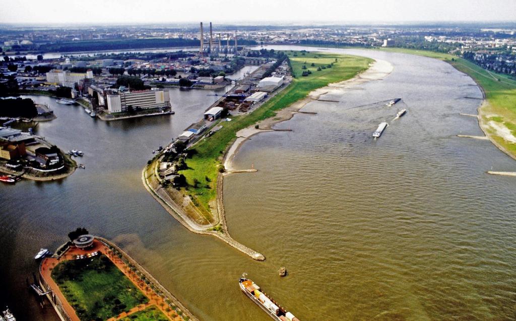 Düsseldorf: Blick vom Rheinturm zum Hafen (1988)