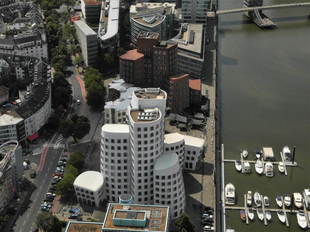 Düsseldorf: Blick vom Rheinturm zum Medienhafen (2018)