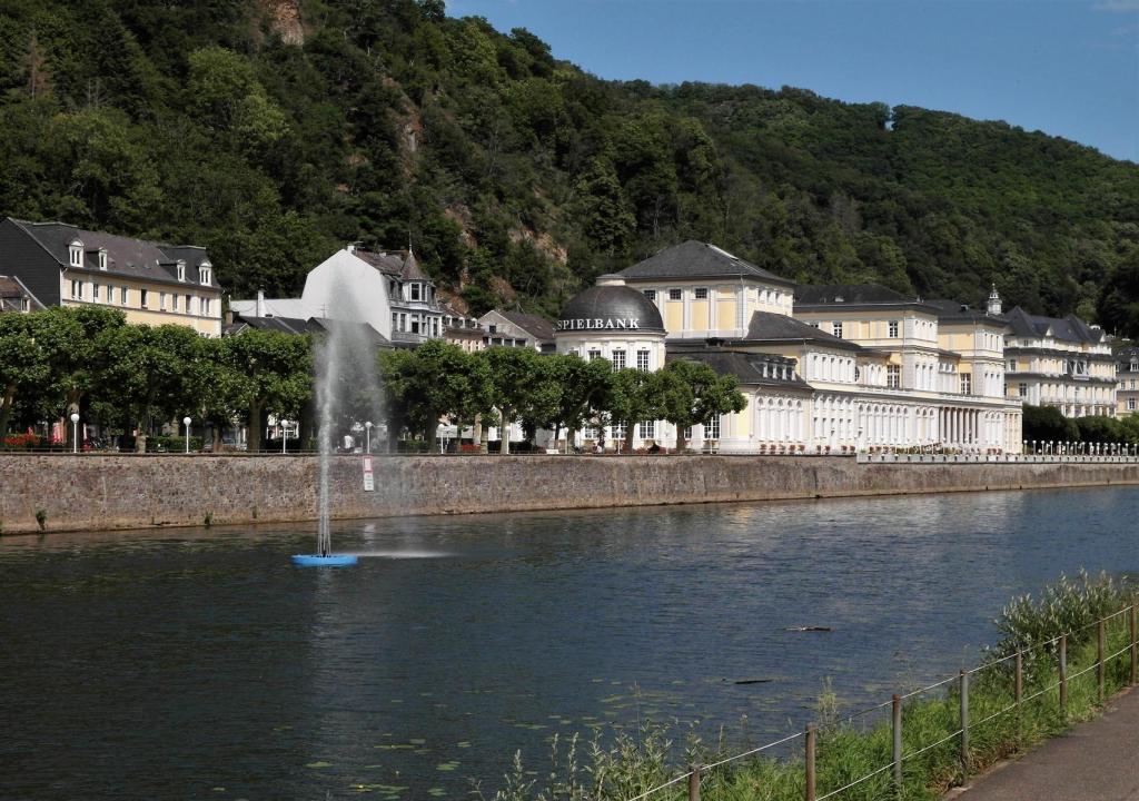Bad Ems: Blick über die Lahn auf Spielbank und Kursaal (2020)
