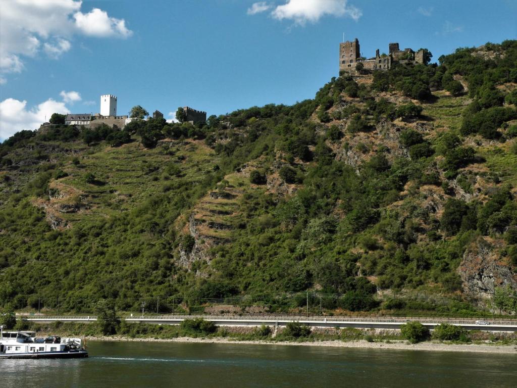 Die feindlichen Brüder - Burg Sterrenberg [links], Burg Liebenstein [rechts] (2020)
