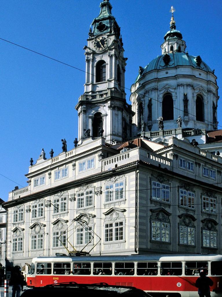 Prag: Nikolauskirche [mit Vorbau] (2004)