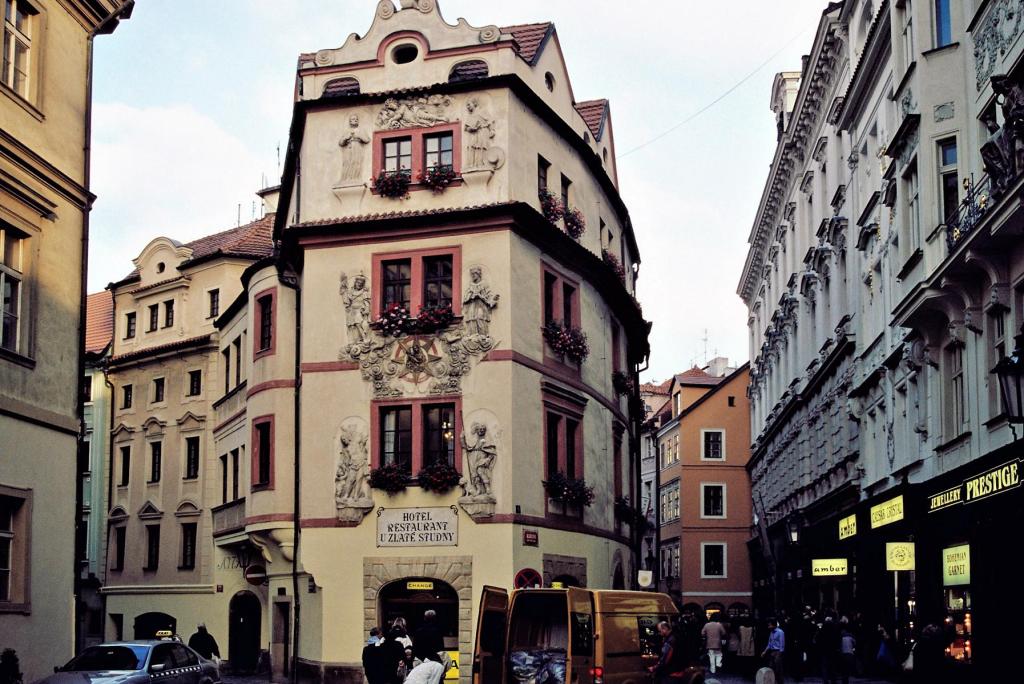 Prag: Haus zum goldenen Brunnen in der Karlsgasse (2004)
