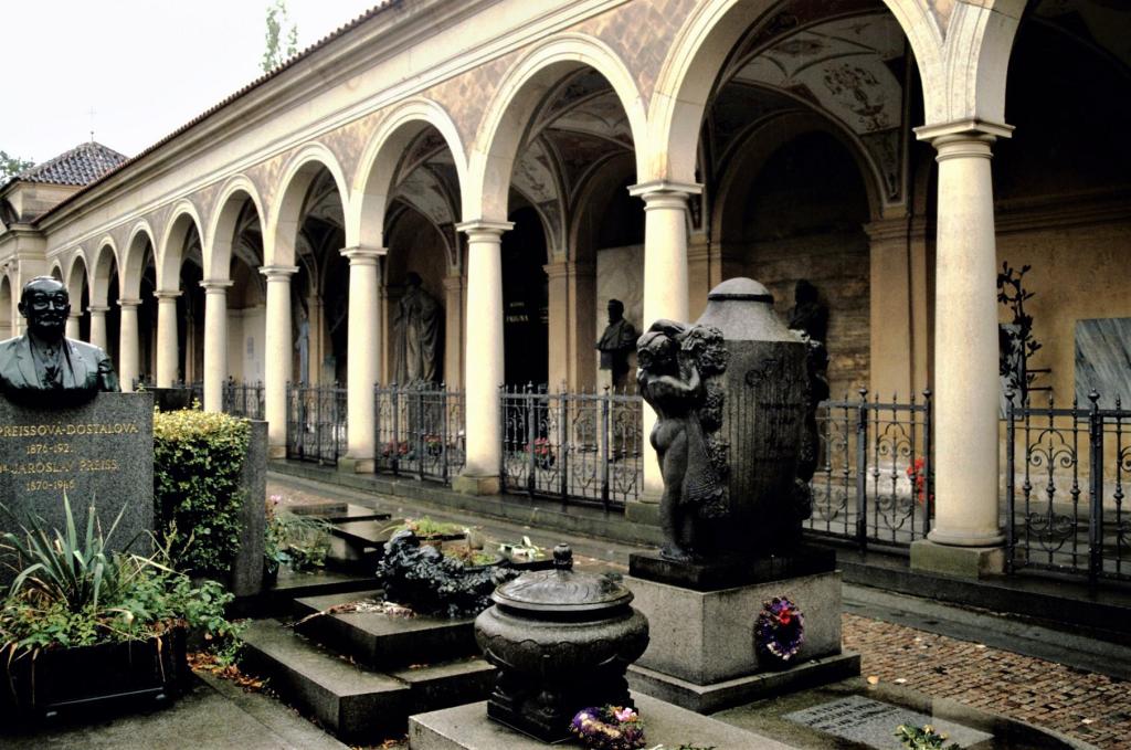 Prag: Wyschehrad - Ehrenfriedhof (2004)