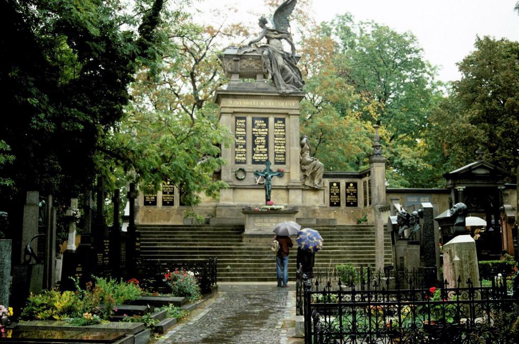 Prag: Wyschehrad - Ehrenfriedhof mit Slavin (2004)