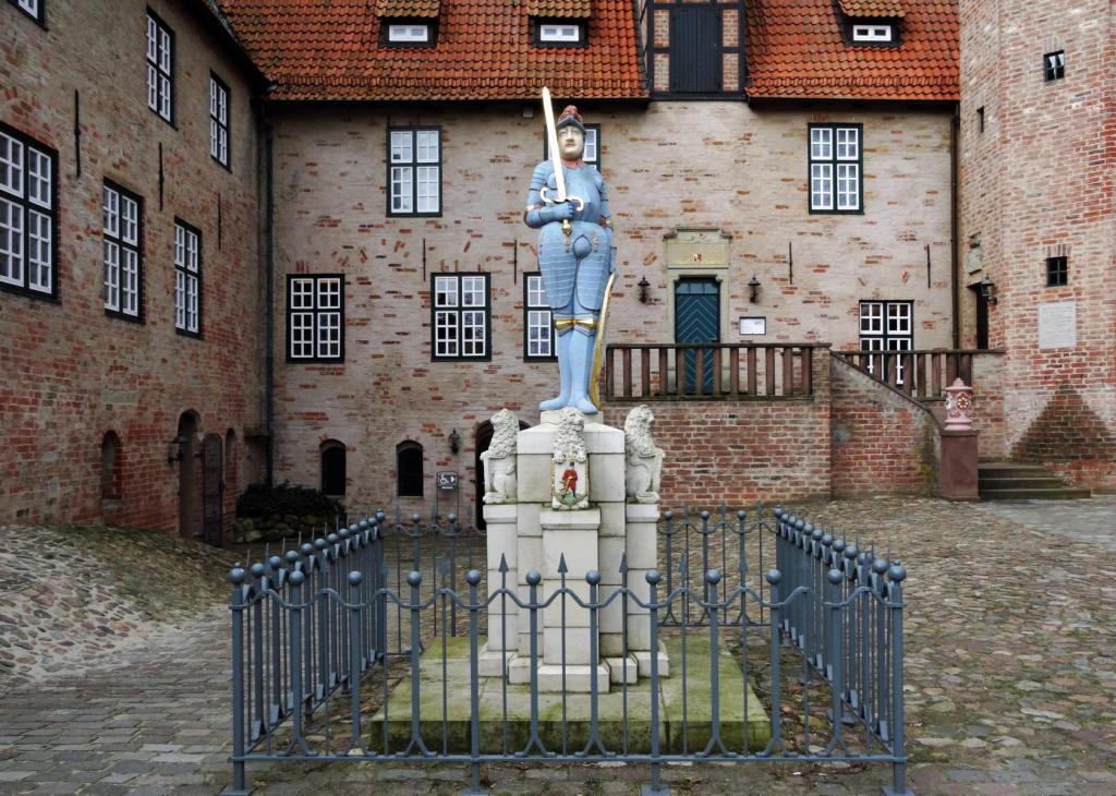 Bad Bederkesa: Rolandfigur im Burghof (2019)