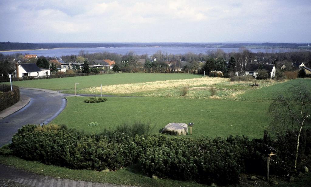 Bad Bederkesa: Blick von der Mühle über den Findling zum See (1990er Jahre)