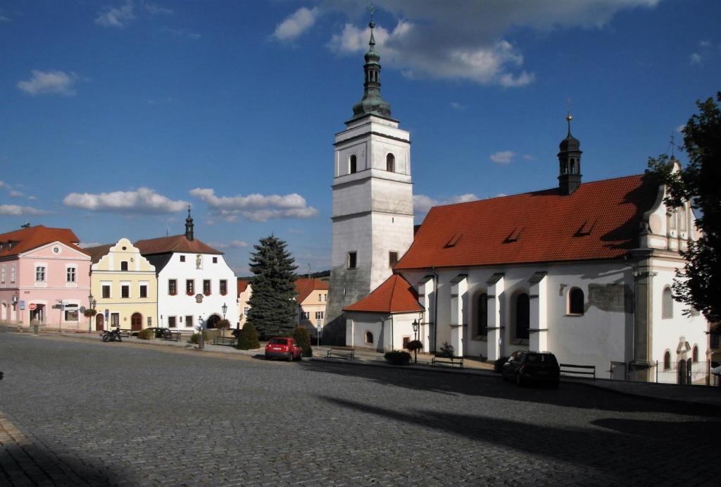 Bischofteinitz [tschech. Horsovský Týn]: Marktplatz mit Peter und Paulskirche (2020)
