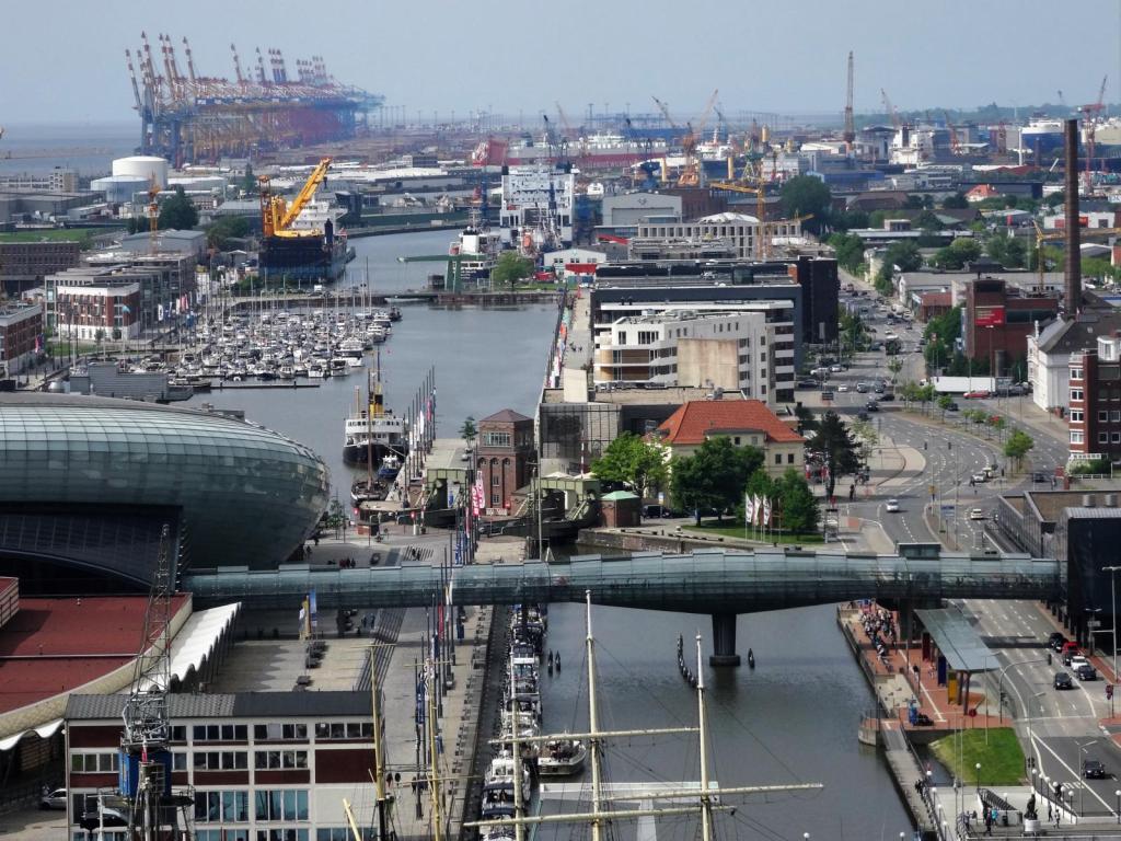Bremerhaven: Blick nach Norden zu den Hafenanlagen (2018)