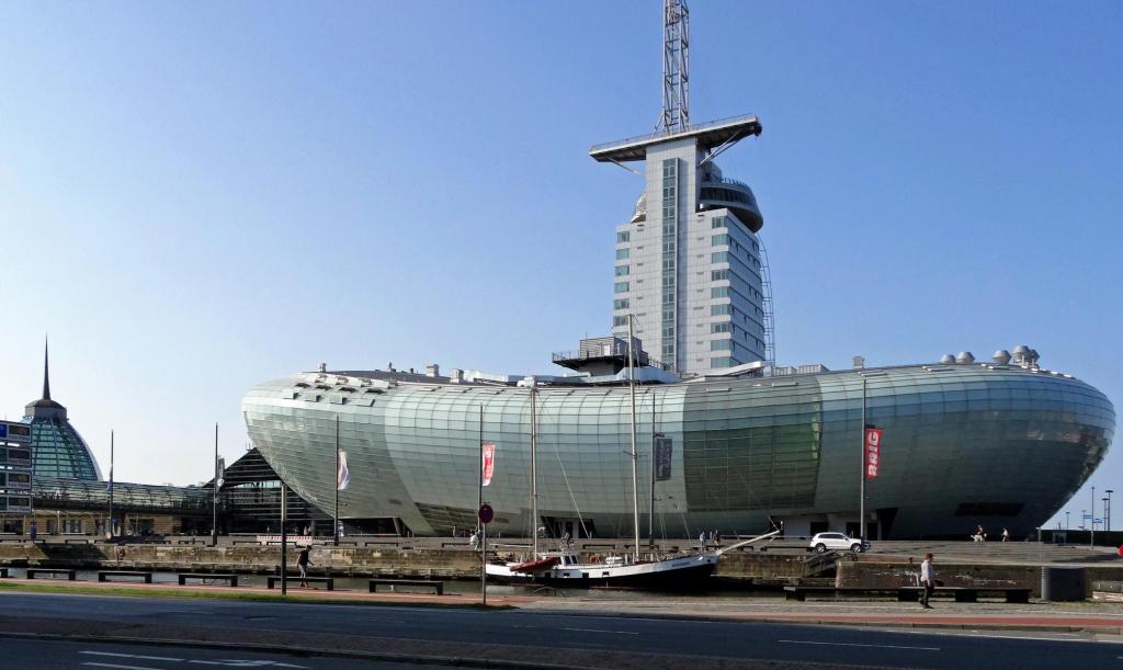 Bremerhaven: Klimahaus, dahinter Sail City Hotel (2016)