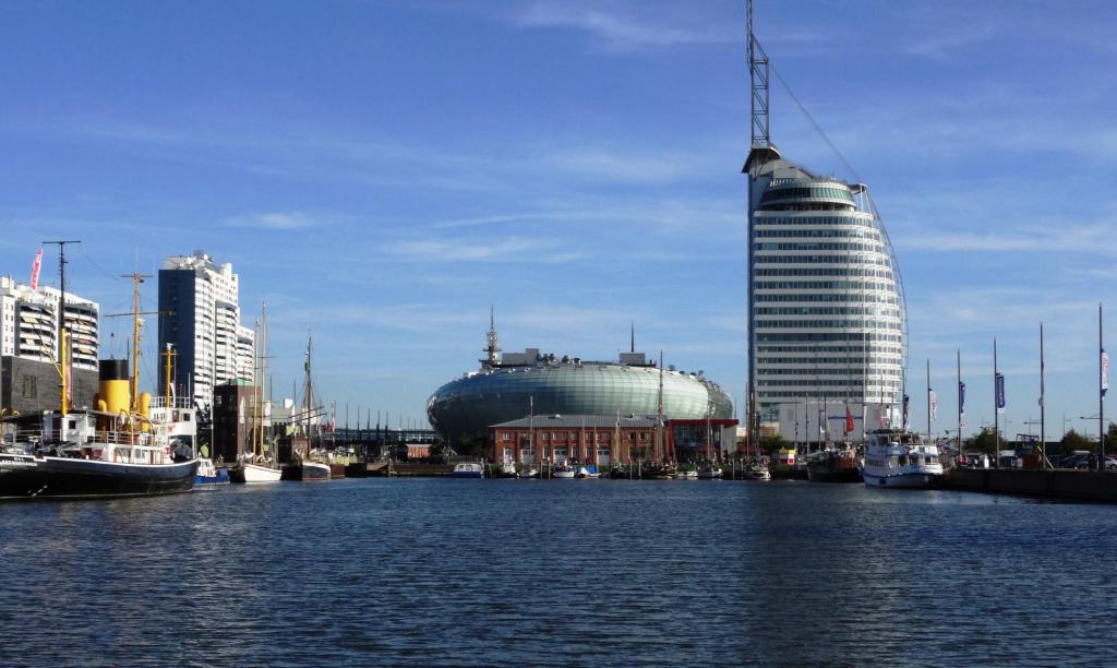 Bremerhaven: Neuer Hafen mit Klimahaus und Sail City Hotel (2016)