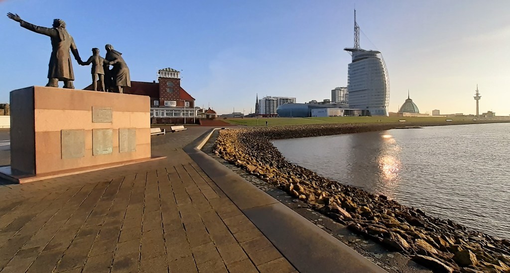 Bremerhaven: Auswandererdenkmal - Strandhalle - Sail City Hotel (2020)