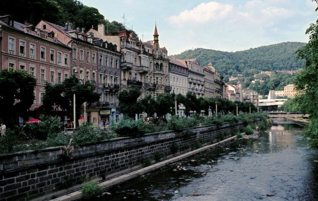 Karlsbad [tschech. Karlovy Vary]: Fluss Tepl beim Hotel Pupp (1982)
