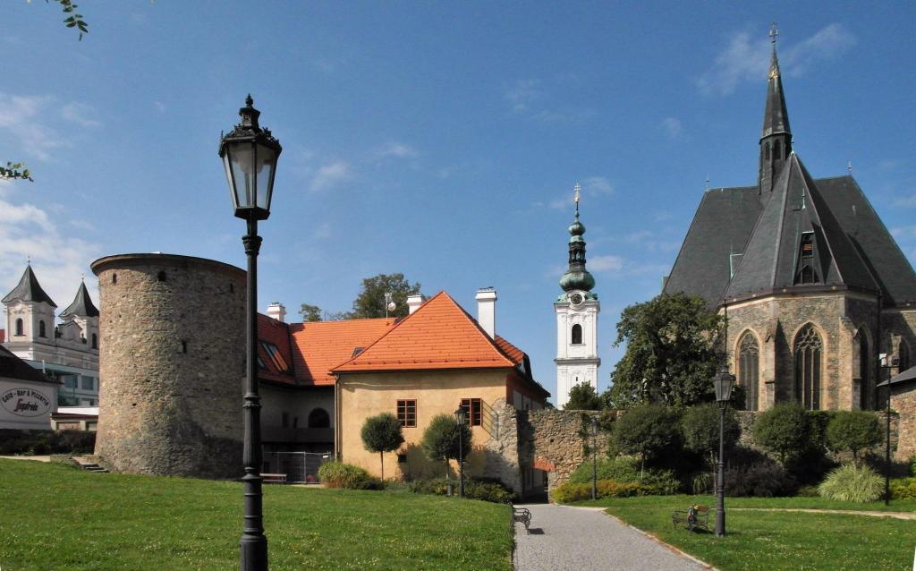 Klattau [tschech. Klatovy]: Stadtmauer mit Schwarzem Turm, Weißer Turm, Marienkirche (2020)