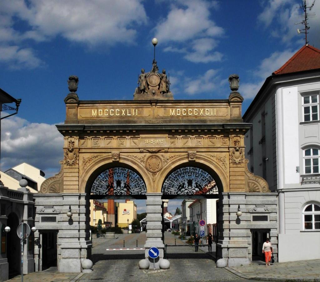 Pilsen [tschech. Plzň]: Pilsner Urquell-Brauerei - Tor (2020)