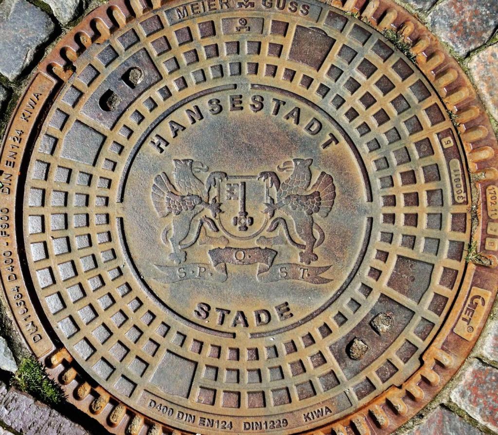 Stade: Kanaldeckel mit Inschrift "SPQST" (2019)