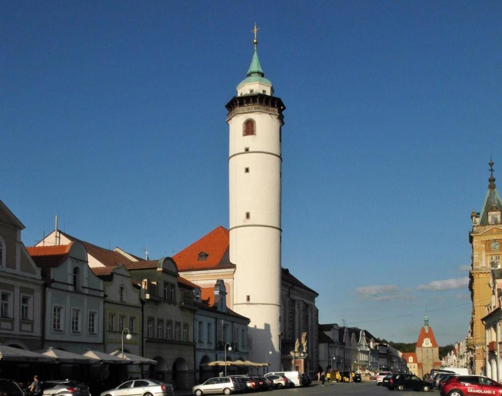 Taus [tschech. Domažlice]: Marktplatz mit Mariä-Geburt-Kirche (2020)